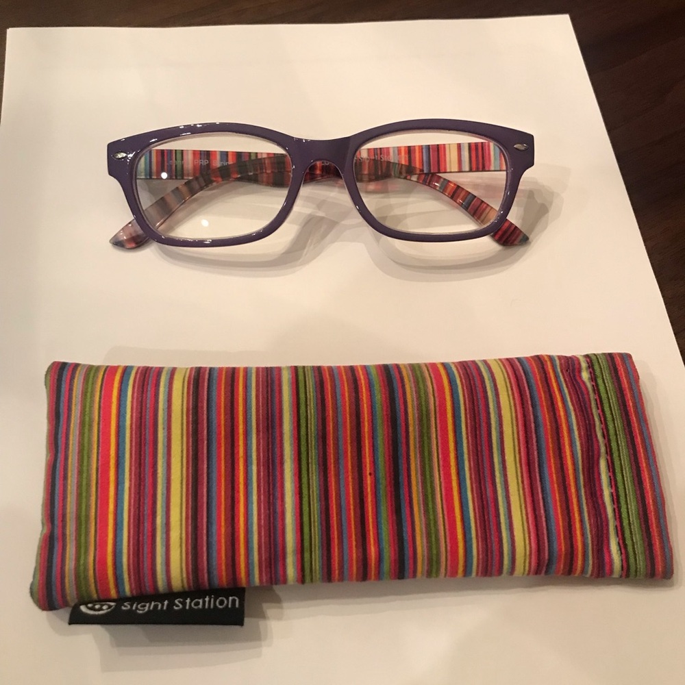 2 pair of Ladies reading glasses with cases 
1.5 power.